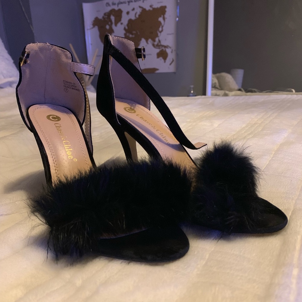 Black strap sandal heels with black fur